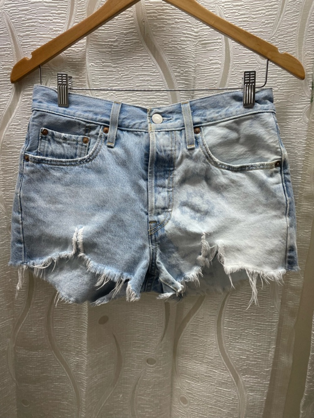 Levi's 501 Denim Shorts Womens 26‎ Light Blue Good Bleach Distressed Cut Off